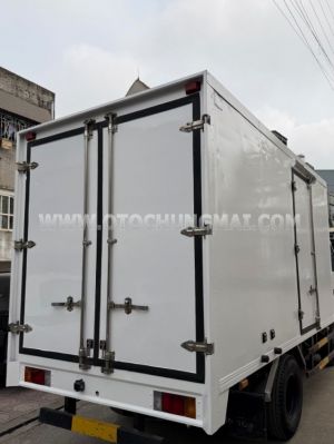 Xe Isuzu QKR QMR77HE4 Thùng Kín